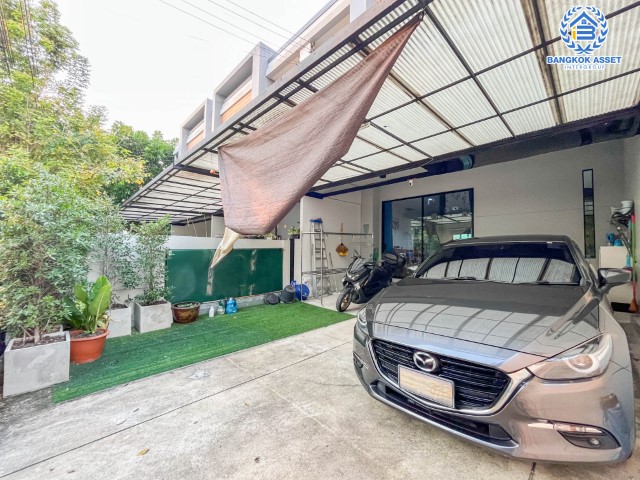 ทาวน์เฮ้าส์มือสองย่านนนทบุรี โครงการ เปี่ยมสุข S-Gate แจ้งวัฒนะ-กาญจนาภิเษก เนื้อที่มากถึงเกือบ 28 ตร.ว. ฟังก์ชัน 3 ห้องนอน 2 ห้องน้ำ 2 ที่จอดรถ บนทำเลเดินทางสะดวก เชื่อมต่อถ.กาญจนาภิเษก, ถ.ราชพฤกษ์, ถ.345 ใกล้รถไฟฟ้าสายสีม่วง "สถานีคลองบางไผ่" และทางด่วน "กาณจนาภิเษก"